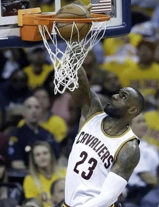 nba扣坏篮筐的人有哪些(NBA球星破坏力有多大？<a href=https://www.560731.com/temp/luoshanzuohuren target=_blank class=infotextkey>湖人</a>教练曾扣碎篮板，詹姆斯将篮球扣瘪)
